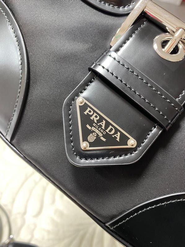 프라다 문패딩레더백6.jpg
