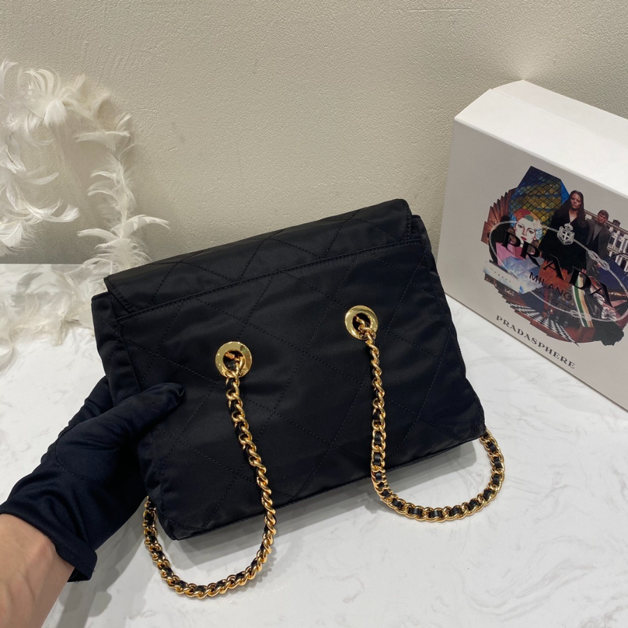 프라다 퀼팅나일론체인숄더백7.jpg