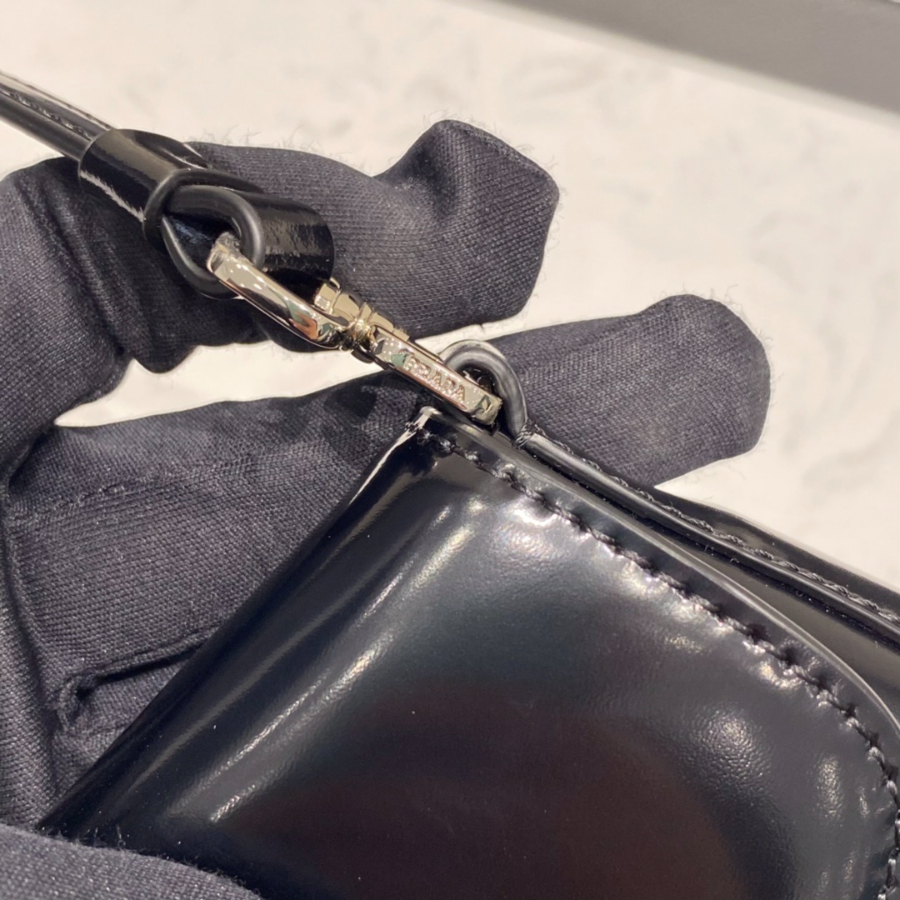 프라다 클레오브러시드플랩백5 블랙.jpg