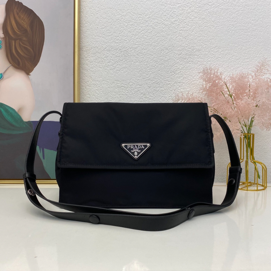 프라다 리나일론패딩숄더백1.jpg