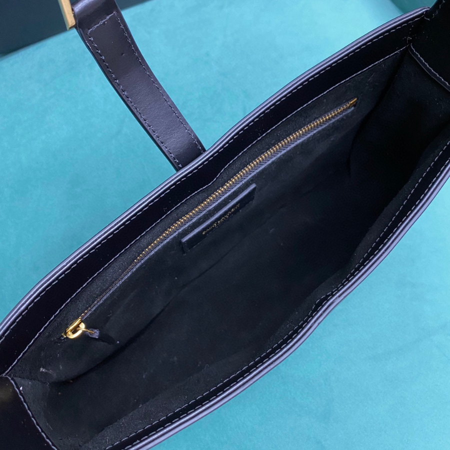 생로랑 페이턴트 가죽 소재의 LE 5 A 7 호보백 657228 24.5615cm 블랙5.jpg