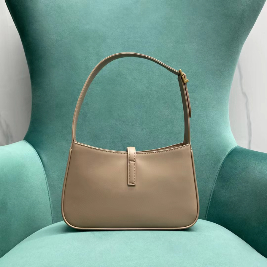 생로랑 페이턴트 가죽 소재의 LE 5 A 7 호보백 657228 24.5615cm 스톤2.jpg