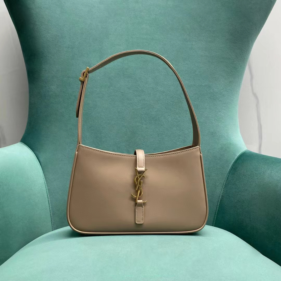 생로랑 페이턴트 가죽 소재의 LE 5 A 7 호보백 657228 24.5615cm 스톤1.jpg