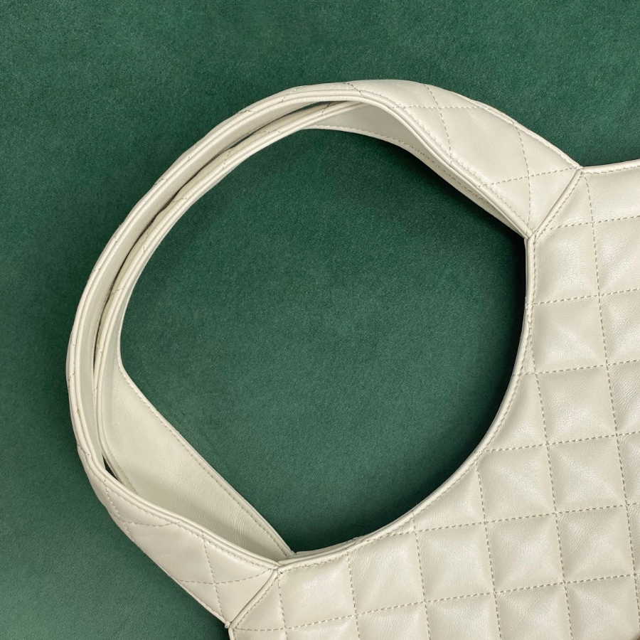 생로랑퀼트 처리된 램스킨 소재의 ICARE 맥시 쇼퍼백 화이트 698651 38843cm6.jpg