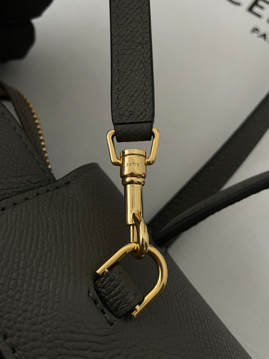 셀린느 그레인드 카프스킨 마이크로 벨트백 다크 그레이 202010cm 18900310.jpg