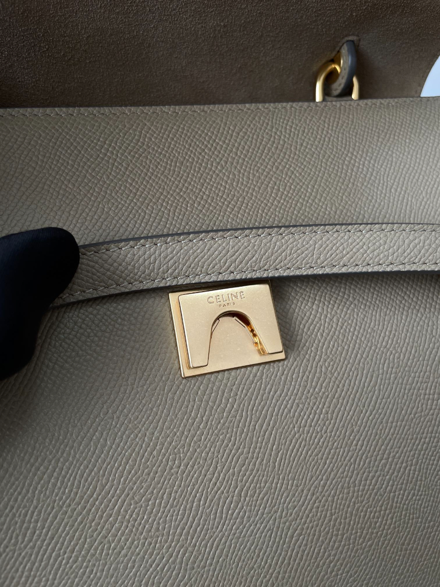 셀린느 그레인드 카프스킨 마이크로 벨트백 베이지 242013cm 18915309.jpg