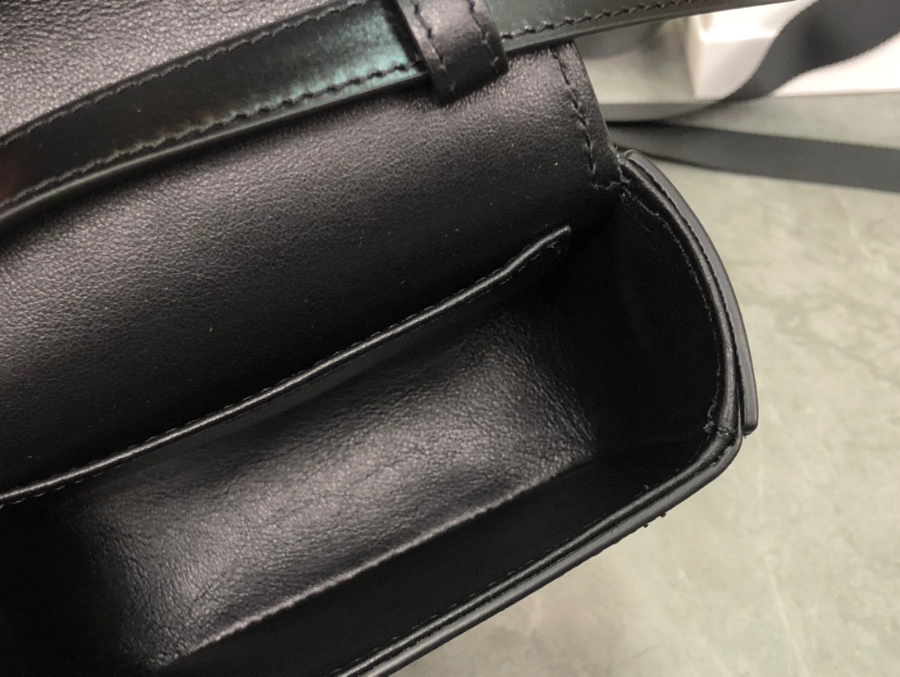 셀린느 미니 클로드 샤이니 카프스킨 블랙8.jpg