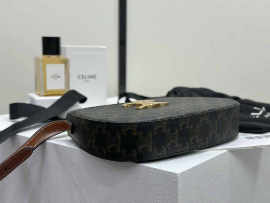 셀린느 미디엄 틸리 백 2213.54cm 올 오버 로고 11570205.jpg