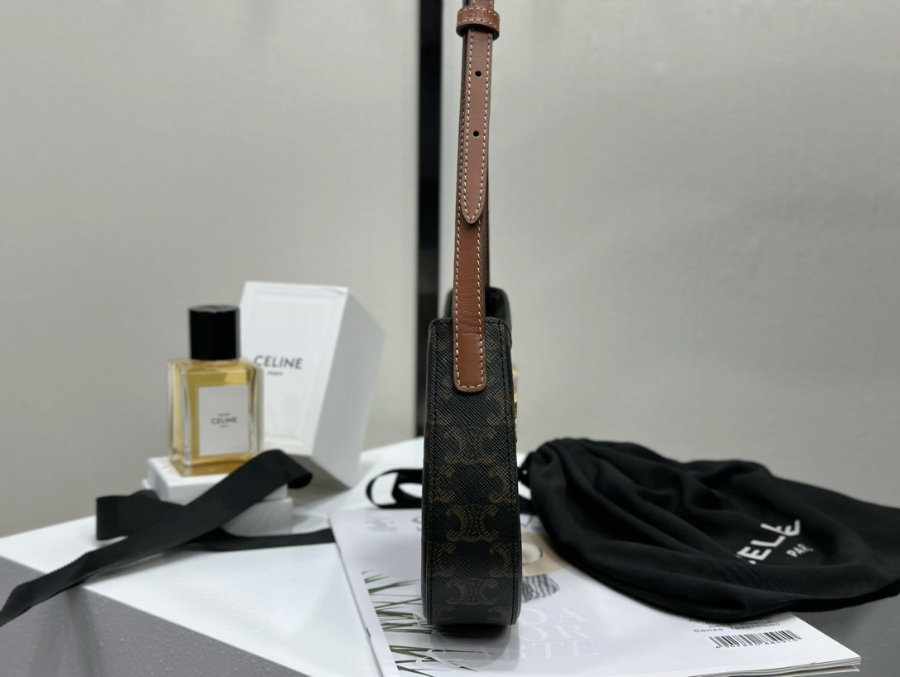 셀린느 미디엄 틸리 백 2213.54cm 올 오버 로고 11570204.jpg