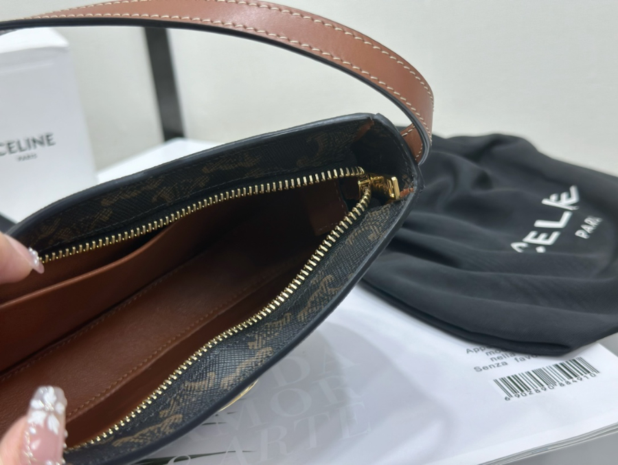 셀린느 미디엄 틸리 백 2213.54cm 올 오버 로고 11570209.jpg