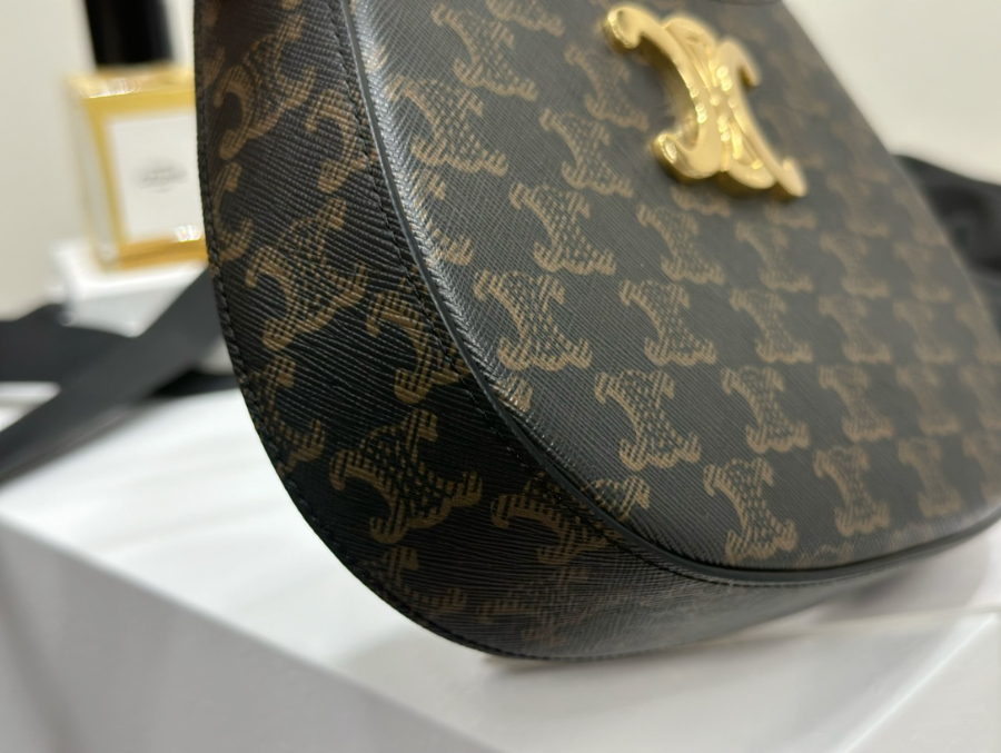 셀린느 미디엄 틸리 백 2213.54cm 올 오버 로고 11570207.jpg