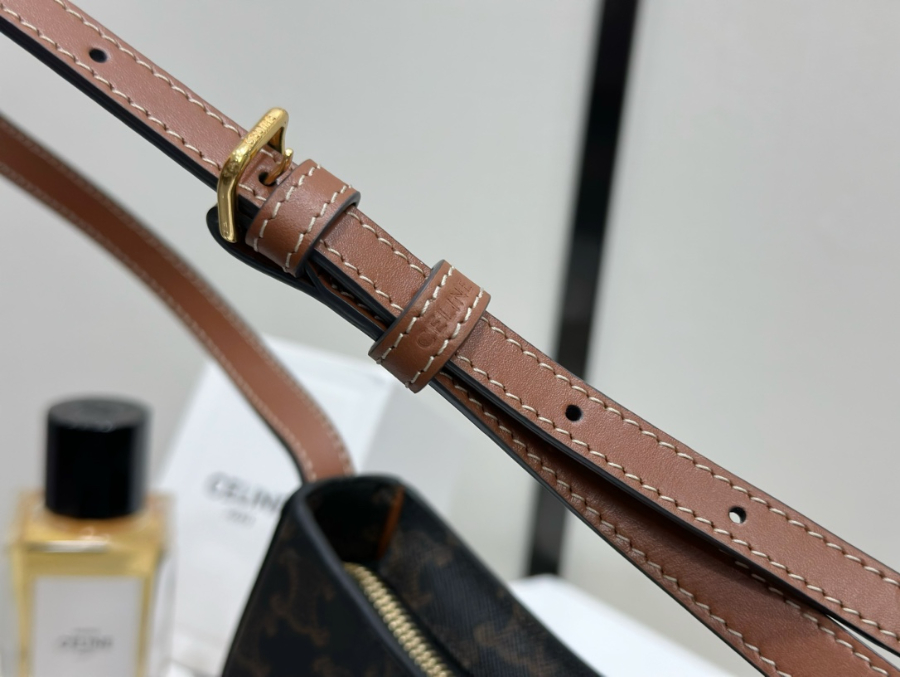 셀린느 미디엄 틸리 백 2213.54cm 올 오버 로고 11570210.jpg