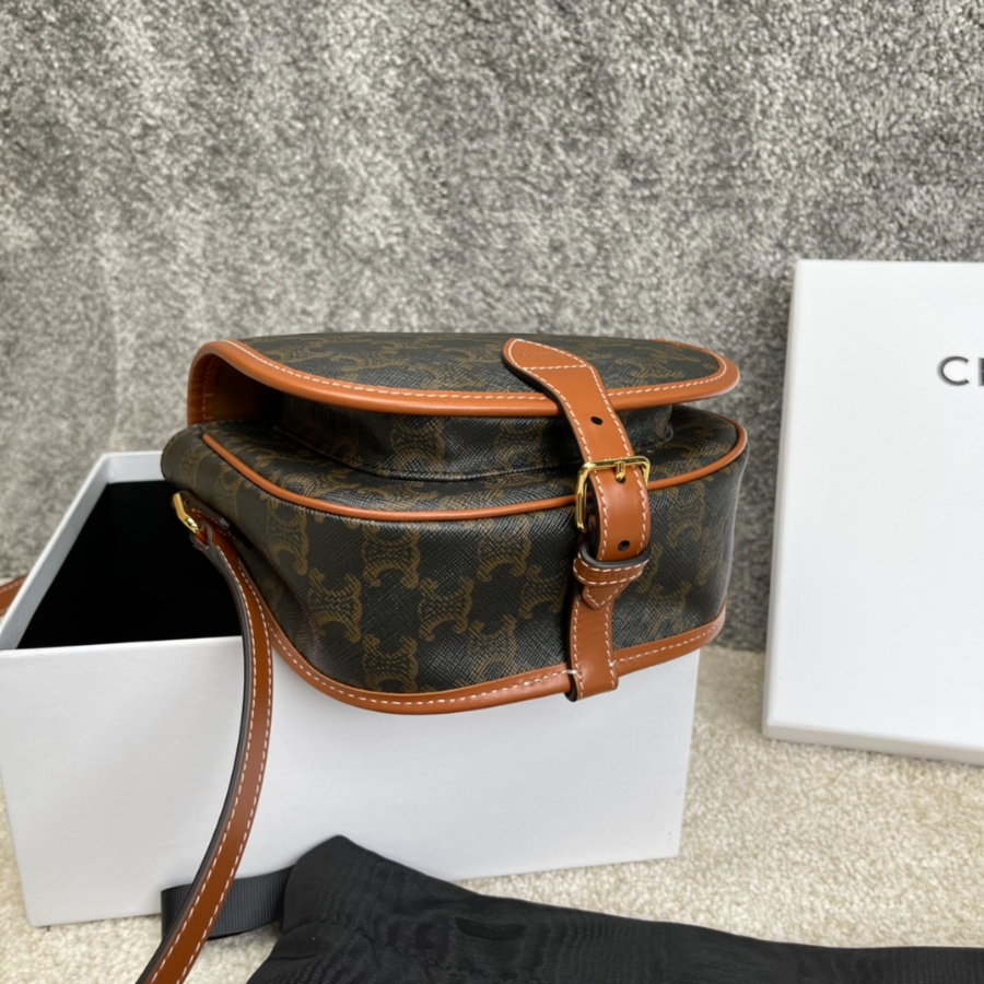 셀린느 미디엄 폴코 백 트리옹프 캔버스 18176.5cm 블랙 19150206.jpg