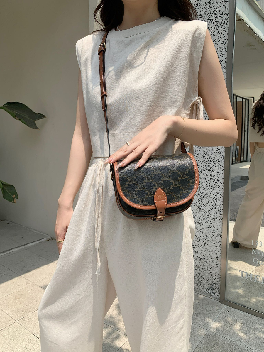 셀린느 미디엄 폴코 백 트리옹프 캔버스 18176.5cm 블랙 19150201.jpg