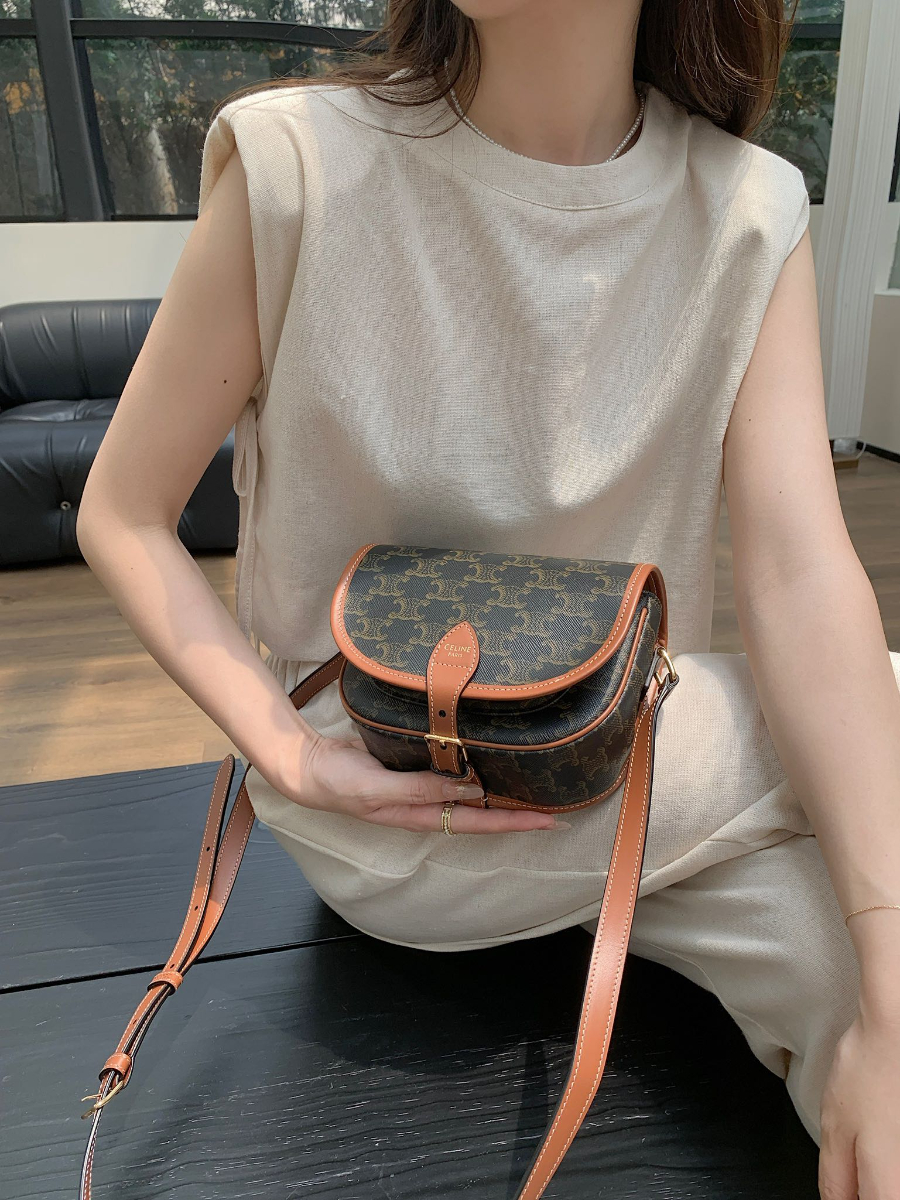 셀린느 미디엄 폴코 백 트리옹프 캔버스 18176.5cm 블랙 19150202.jpg