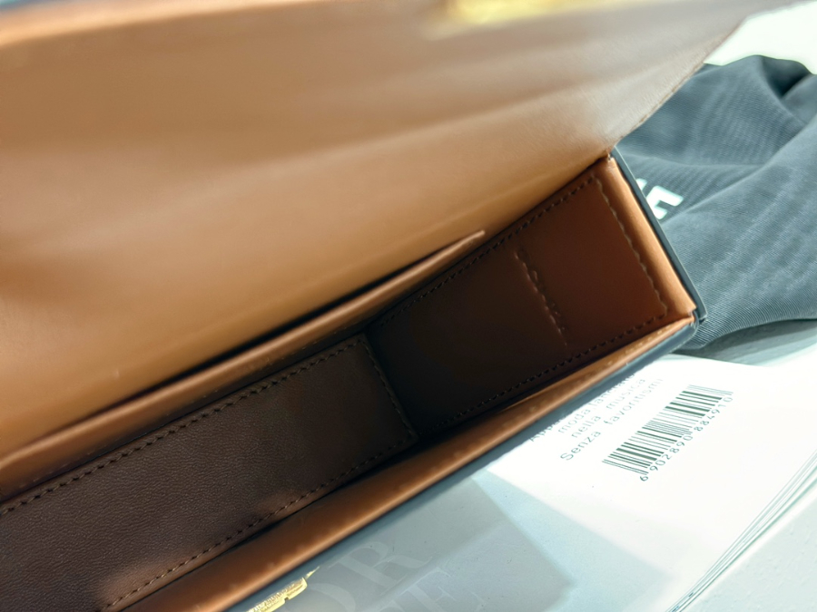 셀린느 블랑딘 박스 백 1612.34cm 118593 올 오버 로고08.jpg