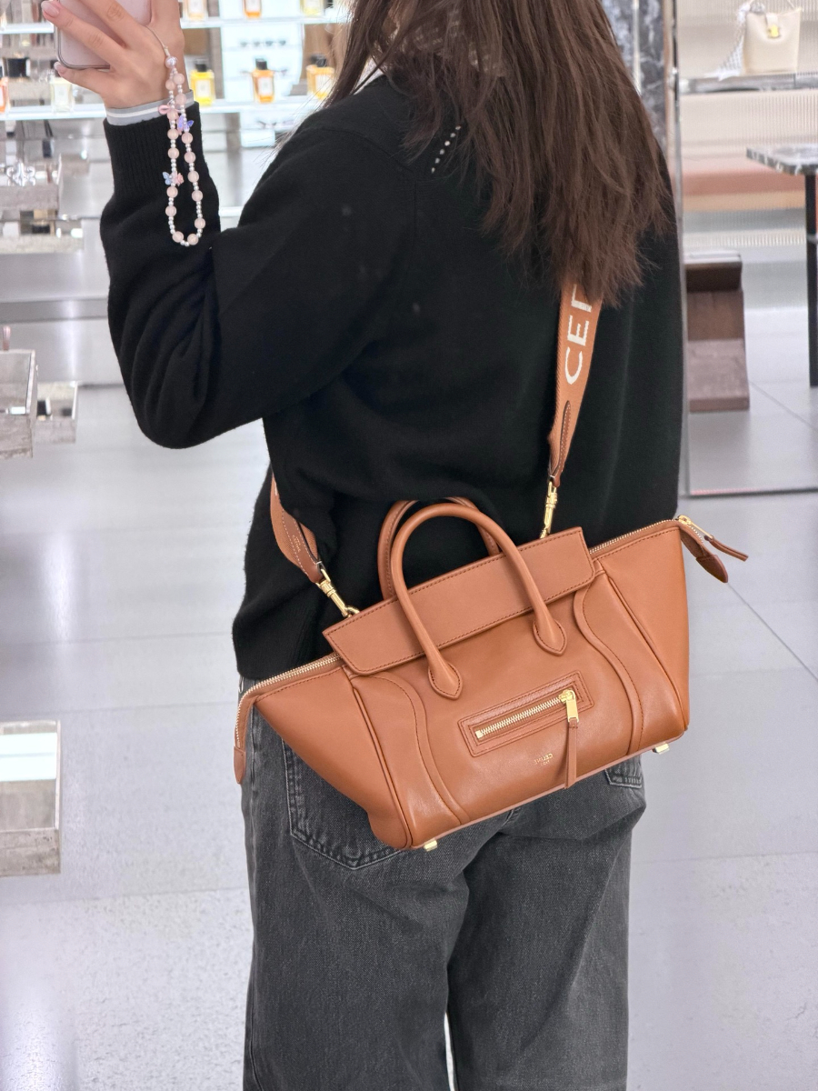 셀린느 스몰 뉴 러기지 서플 샤이니 램스킨 124213 38.511.516.5cm 브라운02.jpg