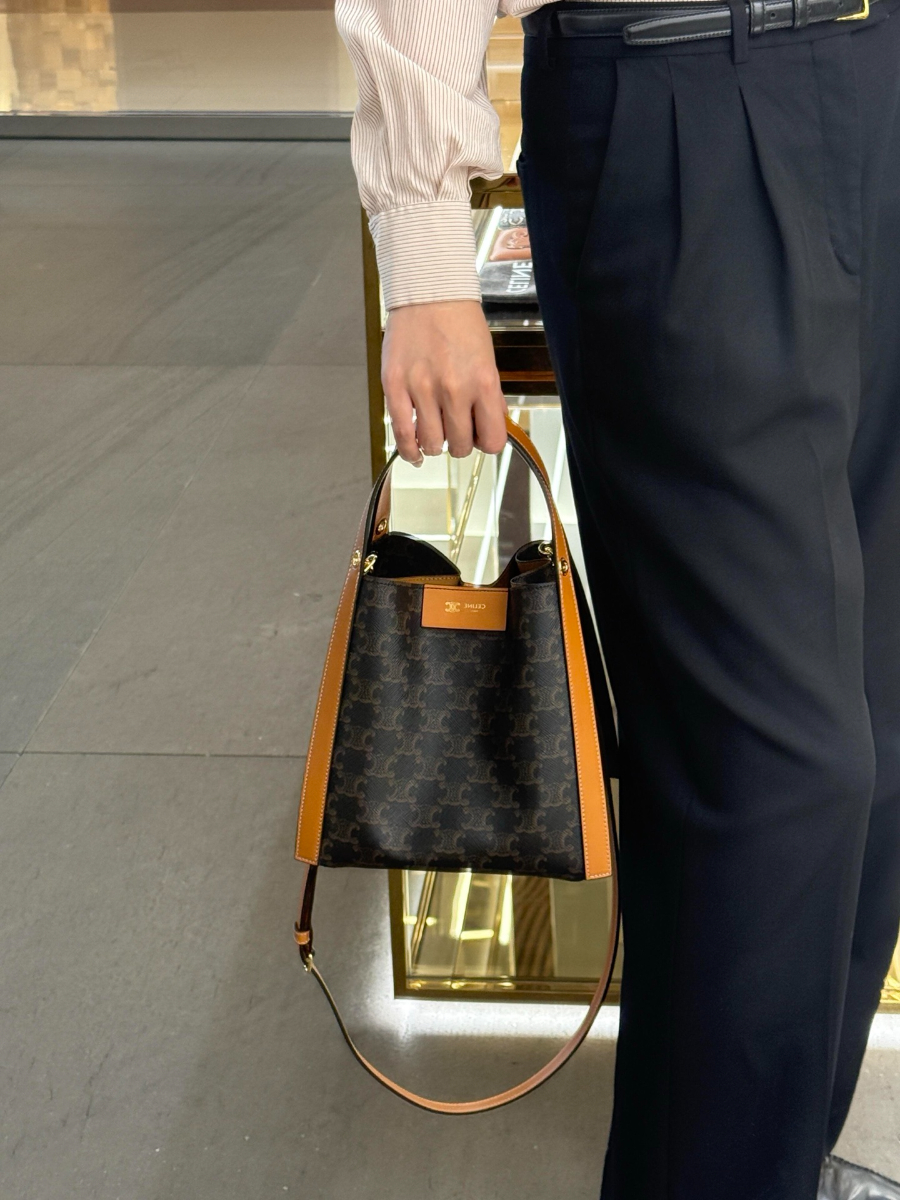 셀린느 스몰 큐브 백 트리옹프 캔버스 내추럴 카프스킨 124182 18.52117cm01.jpg