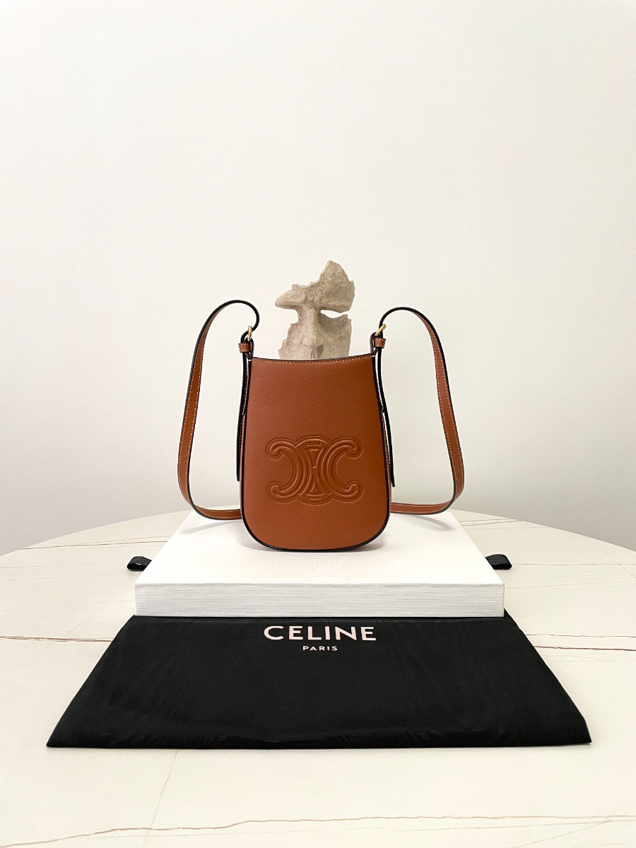 셀린느 엘로이즈 서플 카프스킨 폰 파우치 탄 10M753 1519.53cm 브라운2.jpg