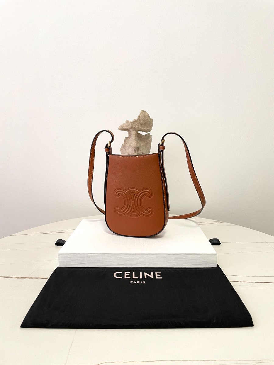 셀린느 엘로이즈 서플 카프스킨 폰 파우치 탄 10M753 1519.53cm 브라운1.jpg