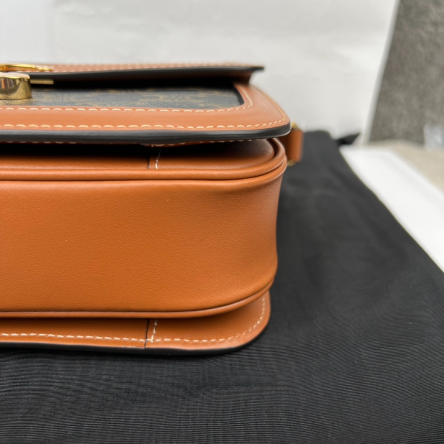 셀린느 캔버스 가죽 골드 로고 프린트 트리옹프백 22.516.57.5cm 1912428.jpg