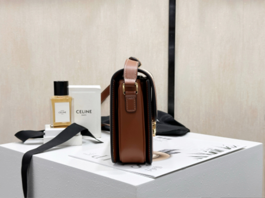 셀린느 클래식 트리옹프 백 텍스타일 카프스킨 22.516.57.5cm 내추럴 탠 19124204.jpg