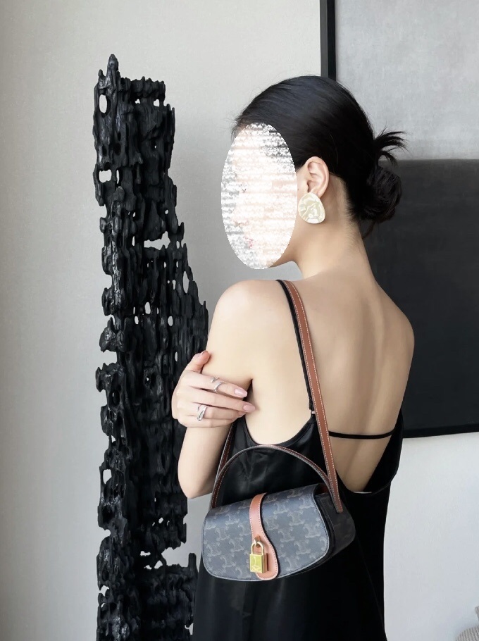 셀린느 타부 스트랩 클러치 트리옹프 캔버스 미니 10I592 1885cm02.jpg