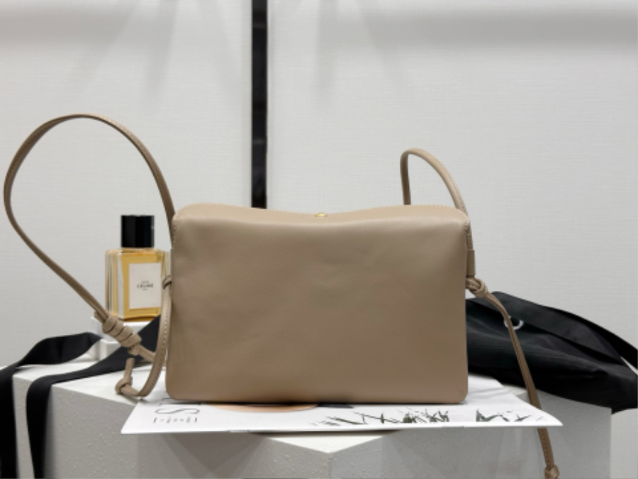 셀린느 트리오 플랩 부드러운 램스킨 10P862 22144cm 라이트 베이지04.jpg