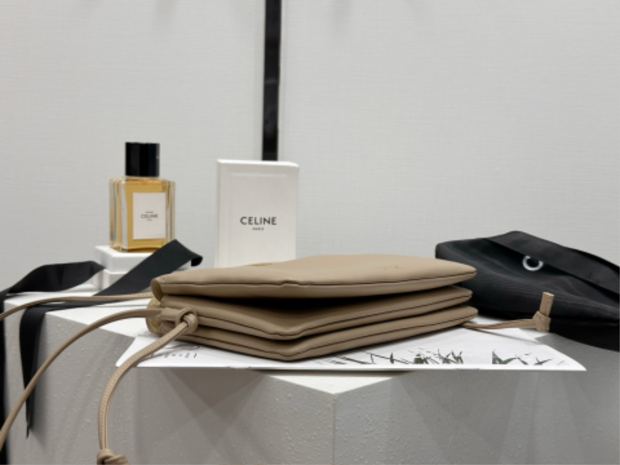 셀린느 트리오 플랩 부드러운 램스킨 10P862 22144cm 라이트 베이지09.jpg