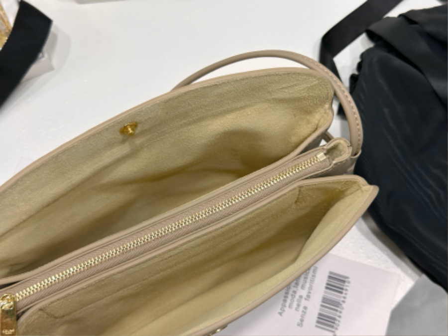 셀린느 트리오 플랩 부드러운 램스킨 10P862 22144cm 라이트 베이지05.jpg