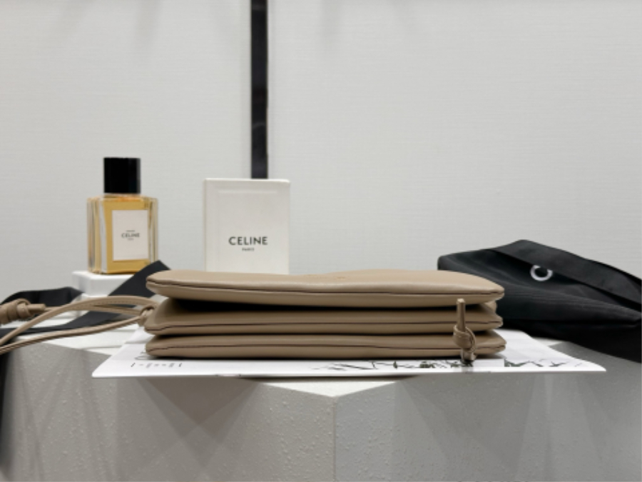 셀린느 트리오 플랩 부드러운 램스킨 10P862 22144cm 라이트 베이지08.jpg