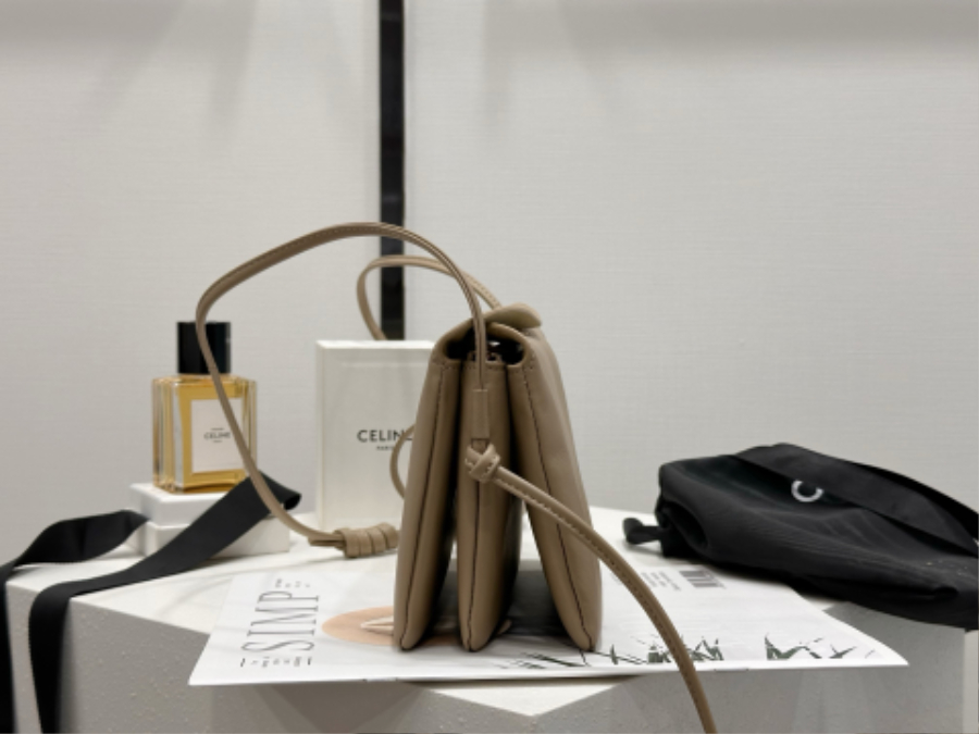 셀린느 트리오 플랩 부드러운 램스킨 10P862 22144cm 라이트 베이지07.jpg