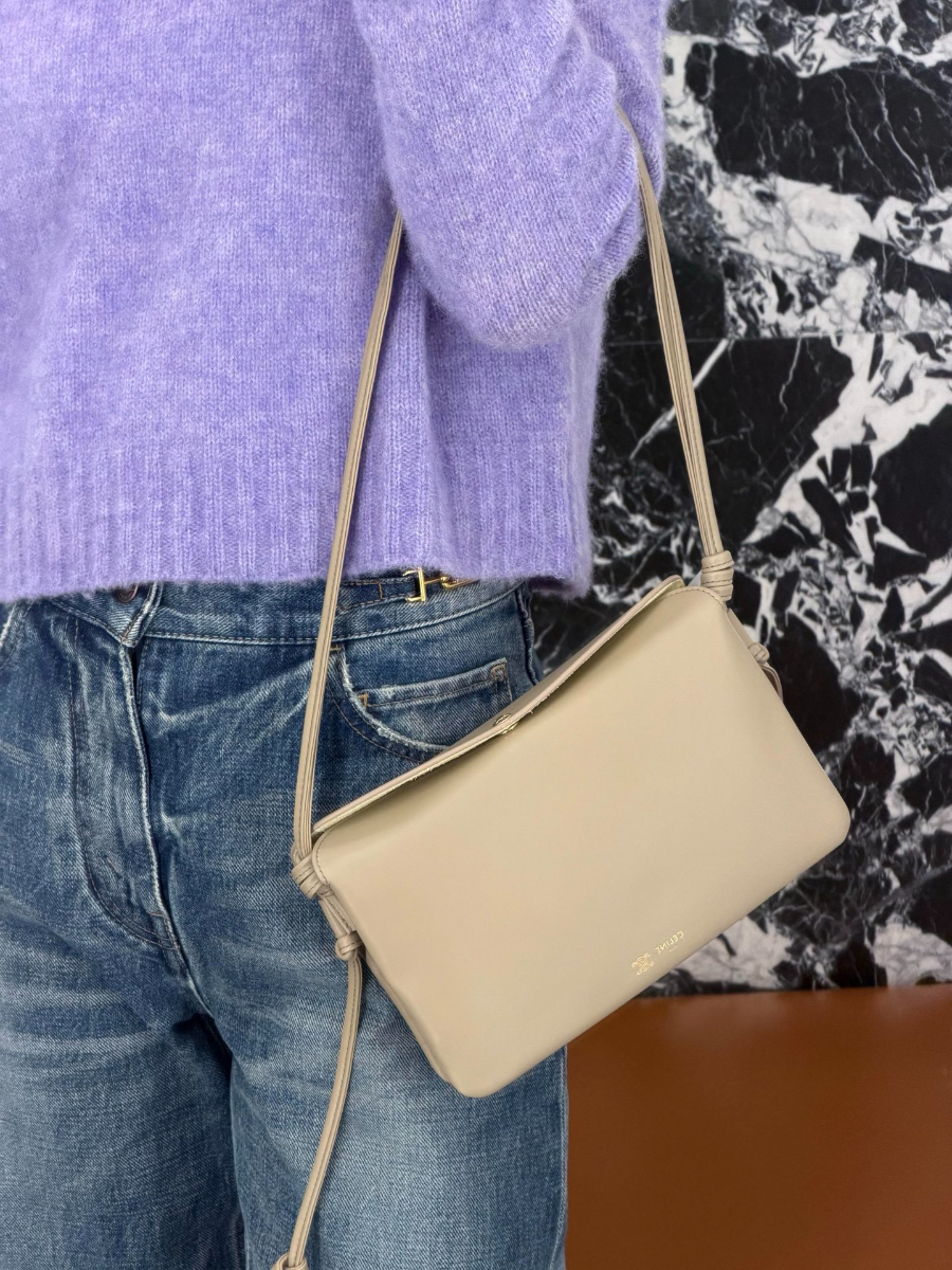 셀린느 트리오 플랩 부드러운 램스킨 10P862 22144cm 라이트 베이지01.jpg