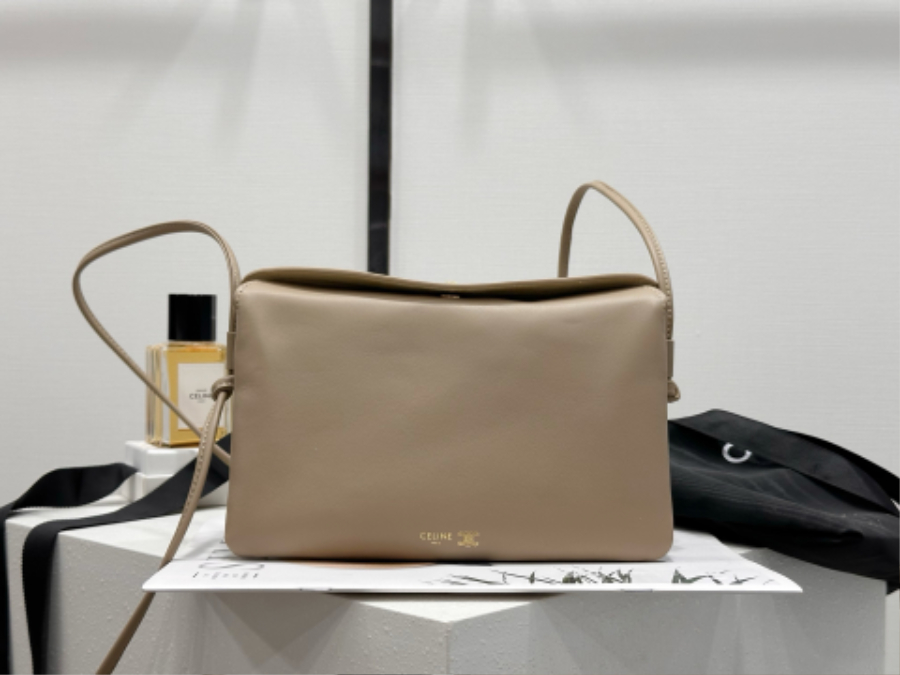 셀린느 트리오 플랩 부드러운 램스킨 10P862 22144cm 라이트 베이지03.jpg