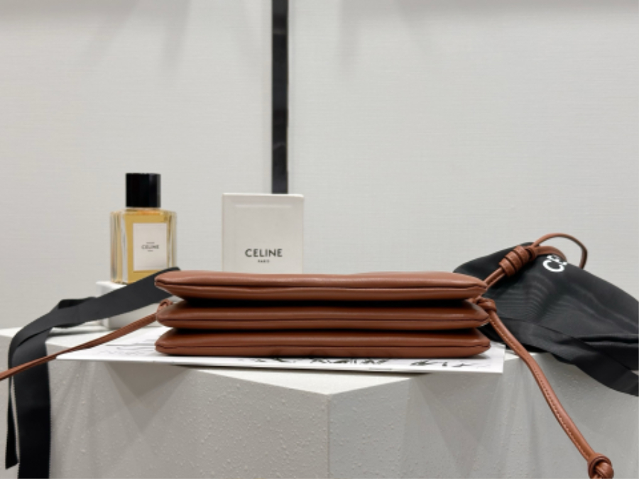 셀린느 트리오 플랩 부드러운 램스킨 10P862 22144cm 브라운08.jpg