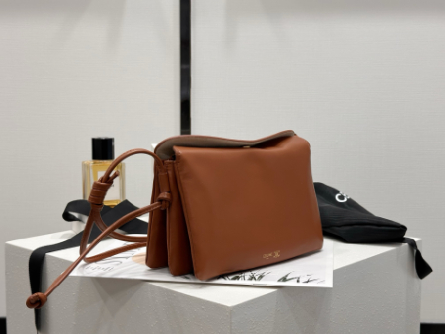 셀린느 트리오 플랩 부드러운 램스킨 10P862 22144cm 브라운06.jpg