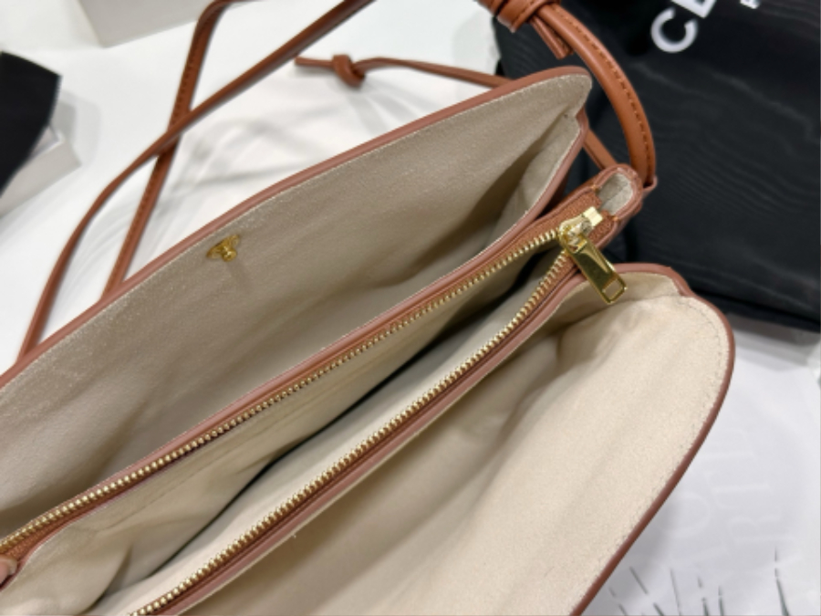 셀린느 트리오 플랩 부드러운 램스킨 10P862 22144cm 브라운05.jpg