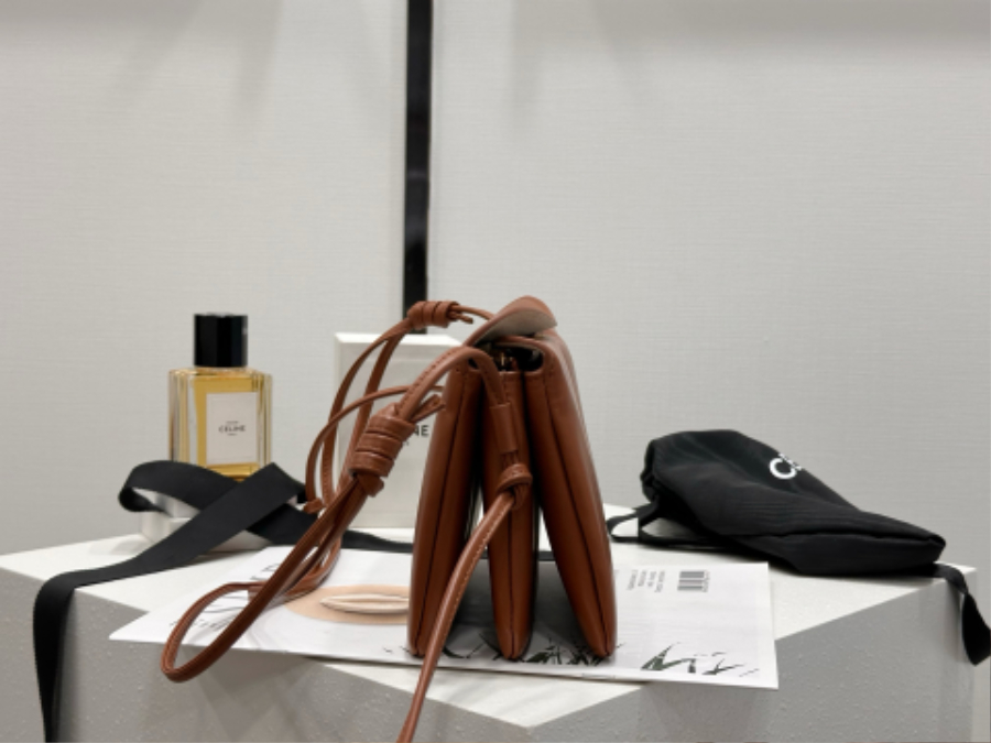 셀린느 트리오 플랩 부드러운 램스킨 10P862 22144cm 브라운07.jpg