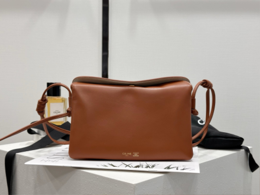 셀린느 트리오 플랩 부드러운 램스킨 10P862 22144cm 브라운03.jpg