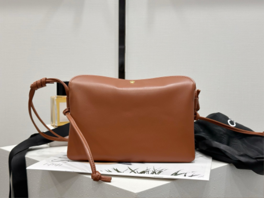 셀린느 트리오 플랩 부드러운 램스킨 10P862 22144cm 브라운04.jpg