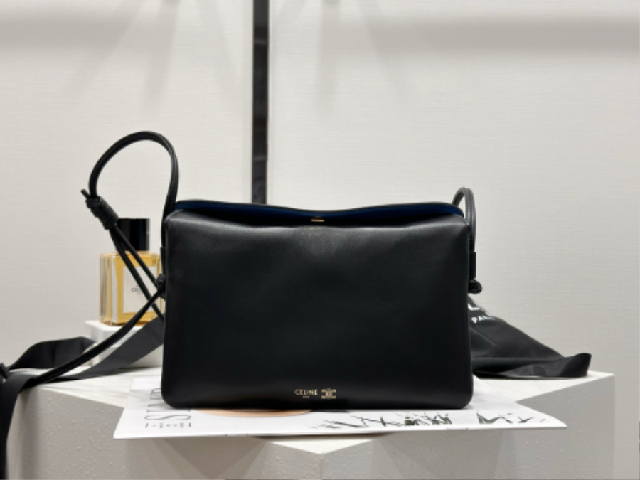 셀린느 트리오 플랩 부드러운 램스킨 10P862 22144cm 블랙03.jpg