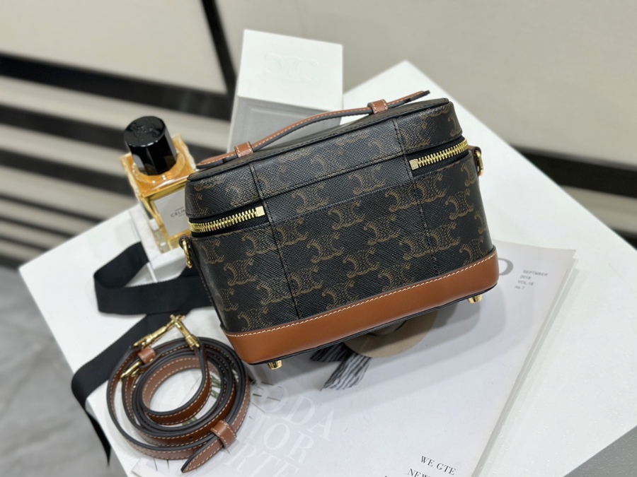 셀린느 트리옹프 로고 베니티 백 181218cm 119462 올 오버 로고02.jpg