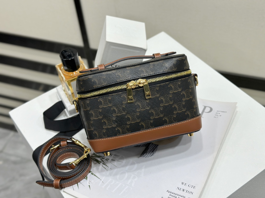 셀린느 트리옹프 로고 베니티 백 181218cm 119462 올 오버 로고01.jpg