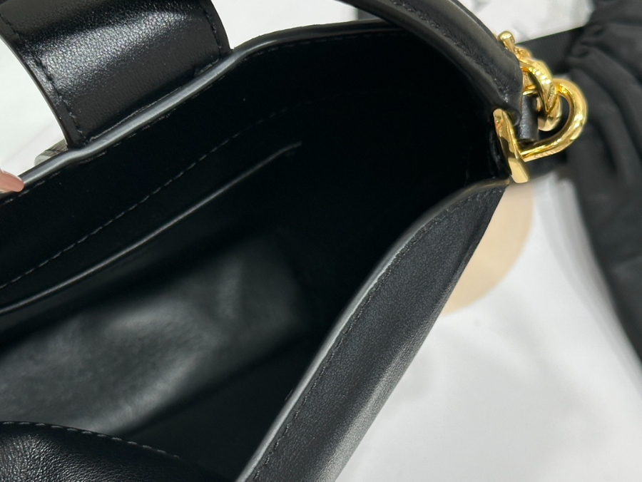 셀린느 트리옹프 이너백 버킷백 13.512.55cm 10K943 블랙08.jpg