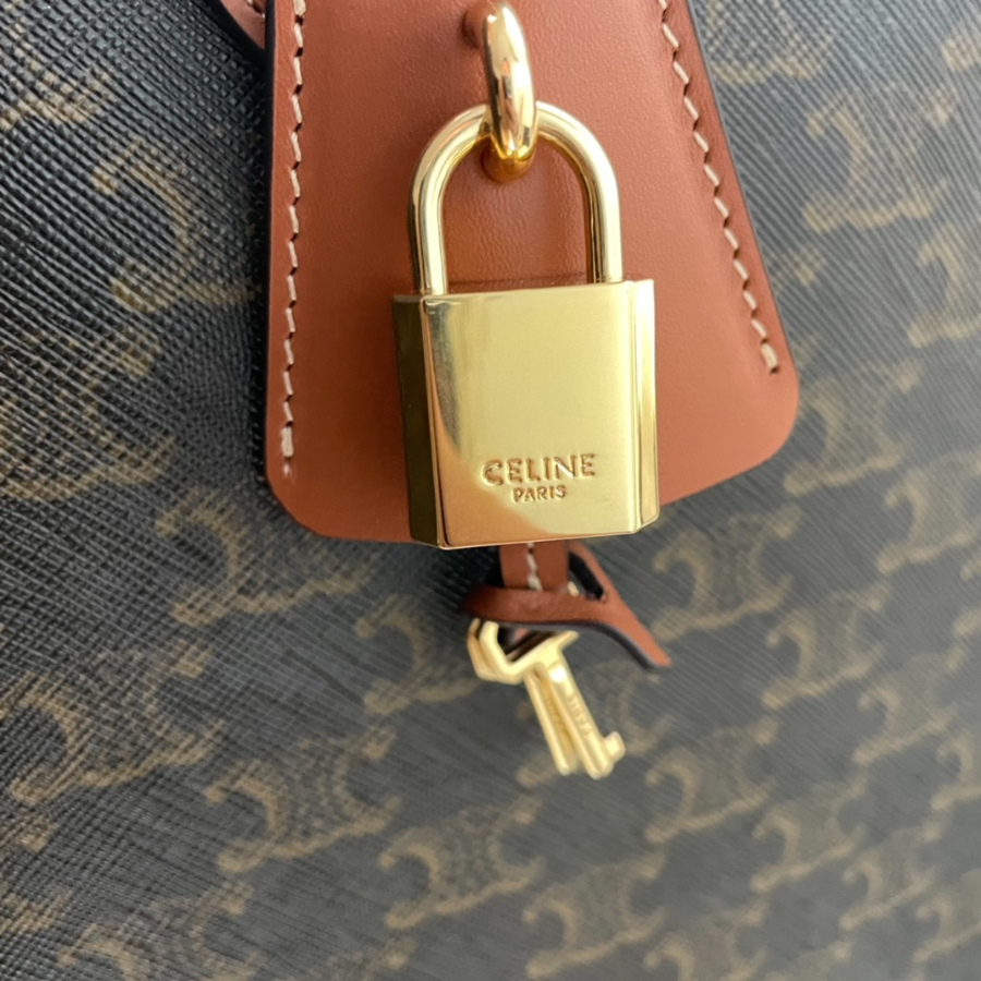 셀린느 트리옹프 캔버스 & 카프스킨 호리존탈 카바스 탄 197912 433115cm8.jpg