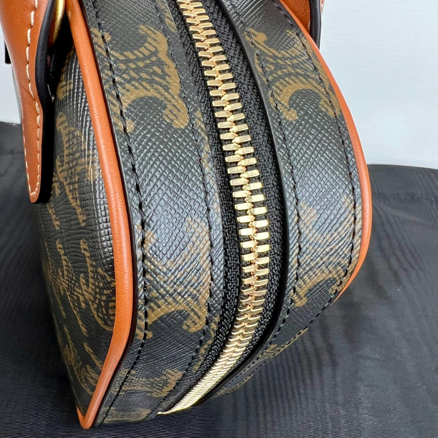 셀린느 트리옹프 캔버스 카프스킨 미니 볼링백 탄 110462 20155cm09.jpg