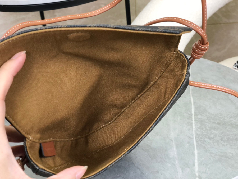 셀린느 트리옹프 캔버스 트라이앵글백 셀린느 프린트 탄9.jpg