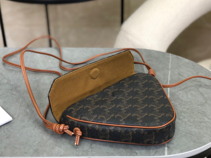 셀린느 트리옹프 캔버스 트라이앵글백 셀린느 프린트 탄8.jpg