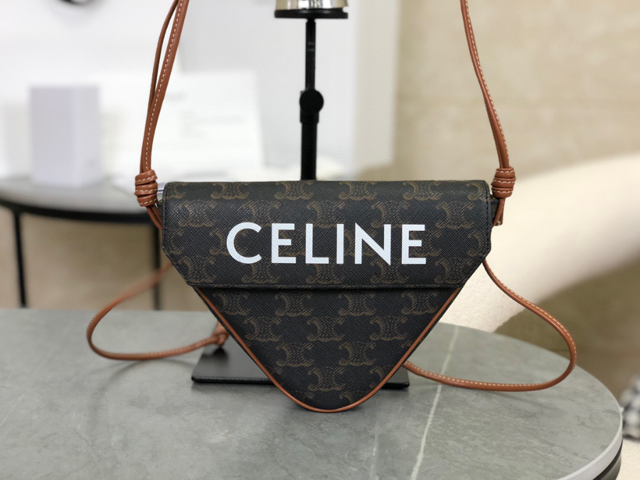 셀린느 트리옹프 캔버스 트라이앵글백 셀린느 프린트 탄1.jpg