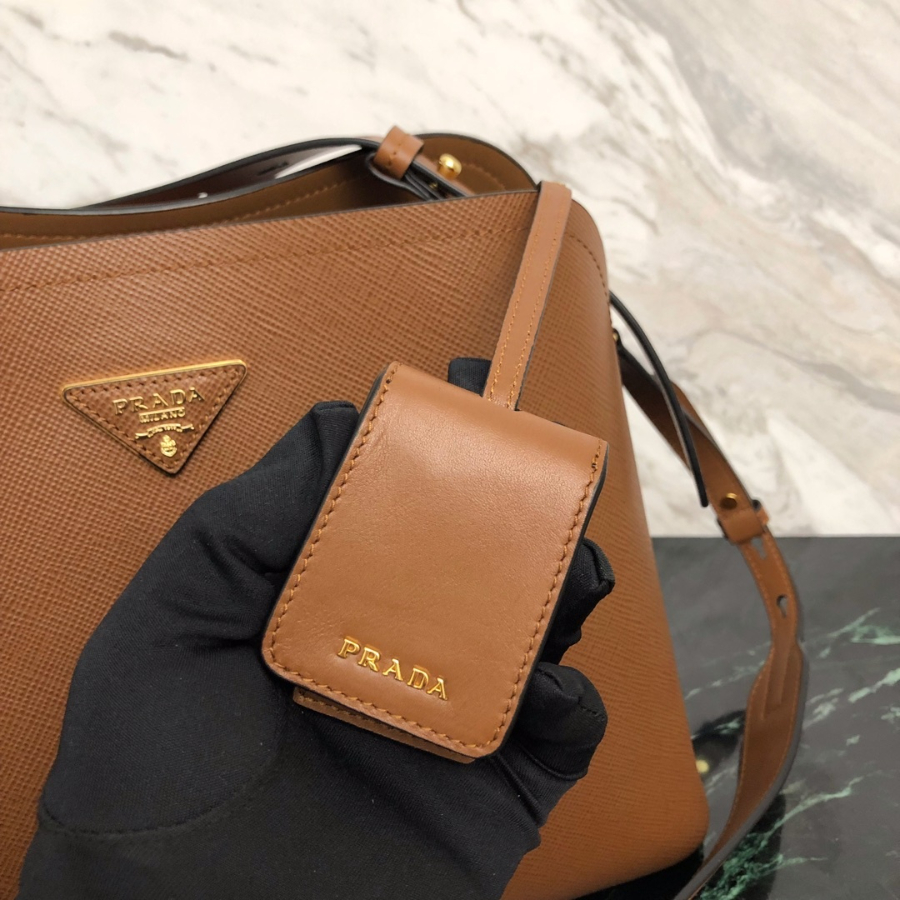 프라다 마티니사피아노토트백7 브라운.jpg